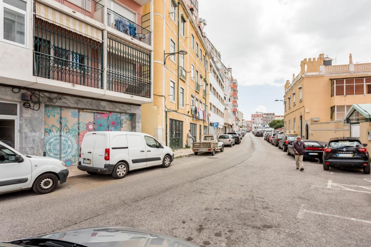 Stroll To Coffee Shops Near A Renovated Hillside Apartment In Graca Lisabona Exterior foto