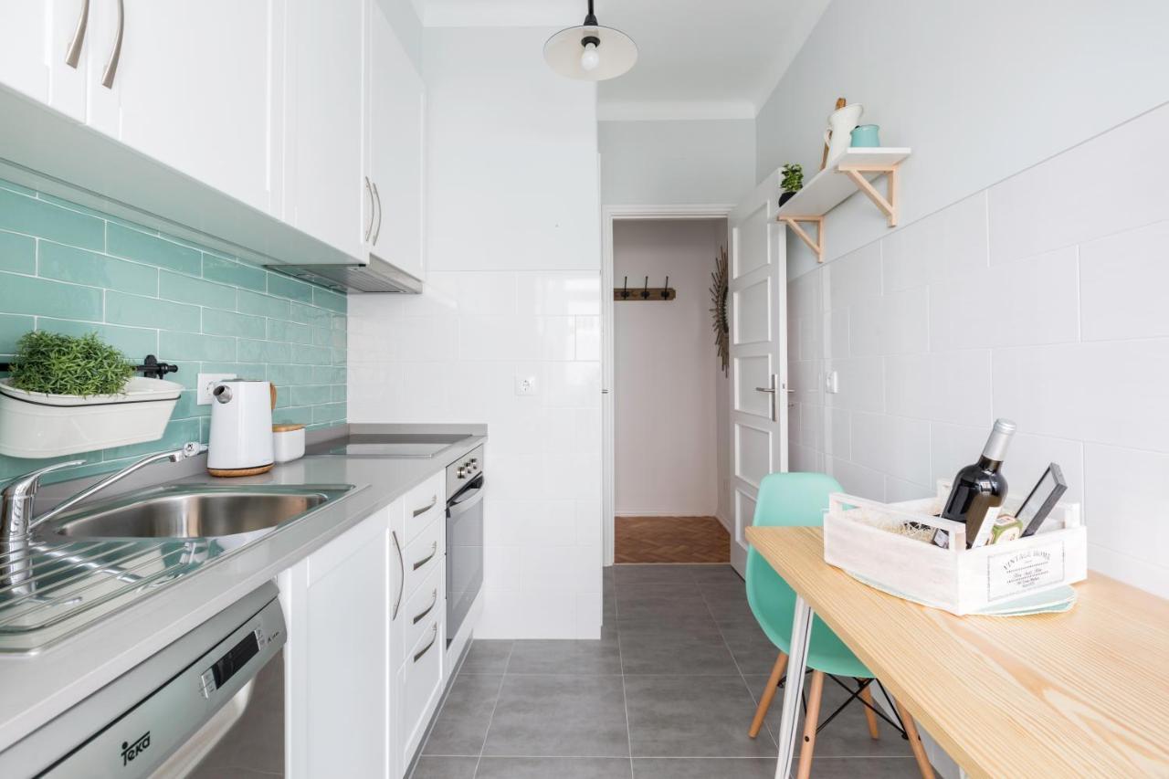 Stroll To Coffee Shops Near A Renovated Hillside Apartment In Graca Lisabona Exterior foto