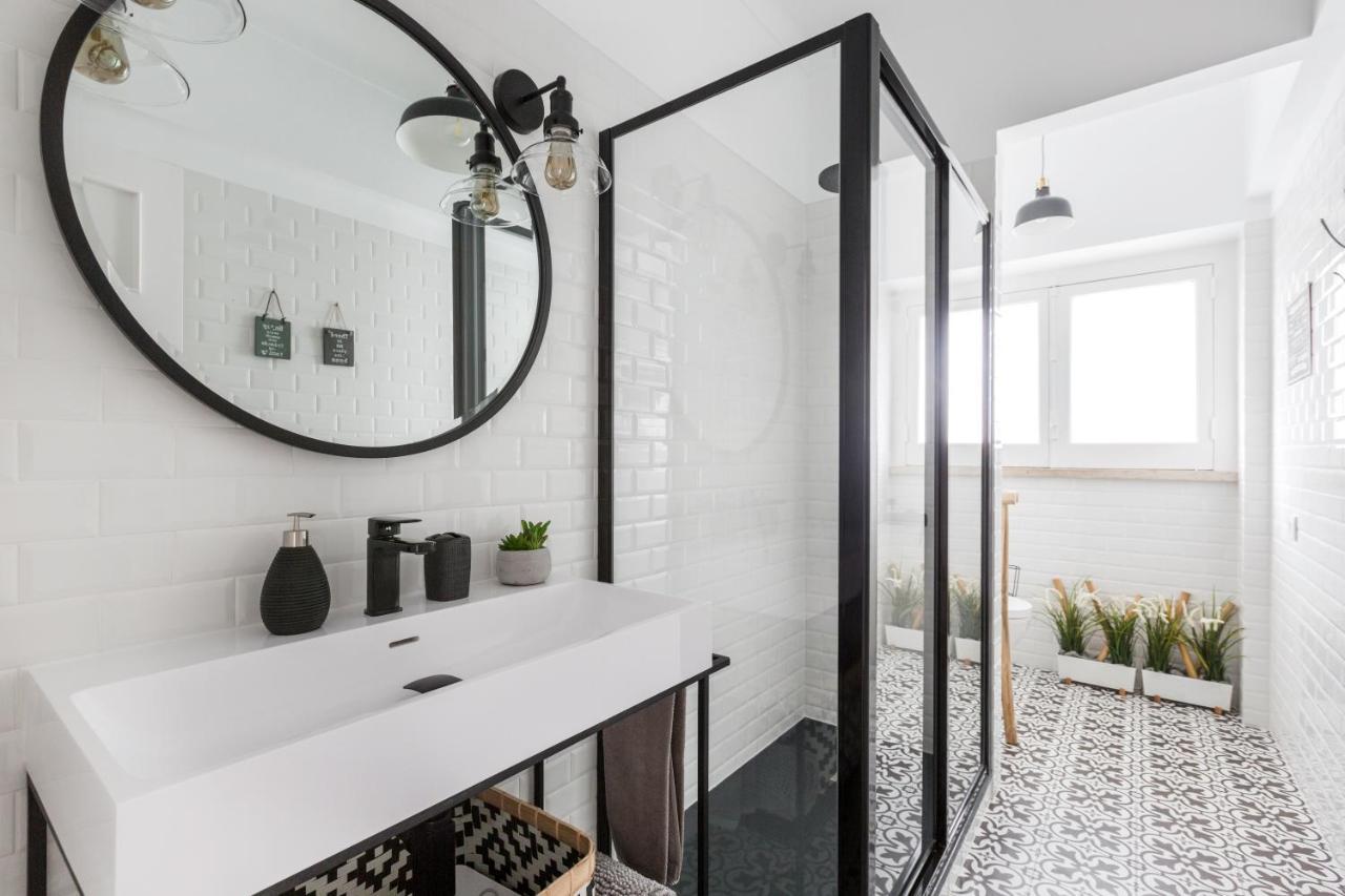 Stroll To Coffee Shops Near A Renovated Hillside Apartment In Graca Lisabona Exterior foto