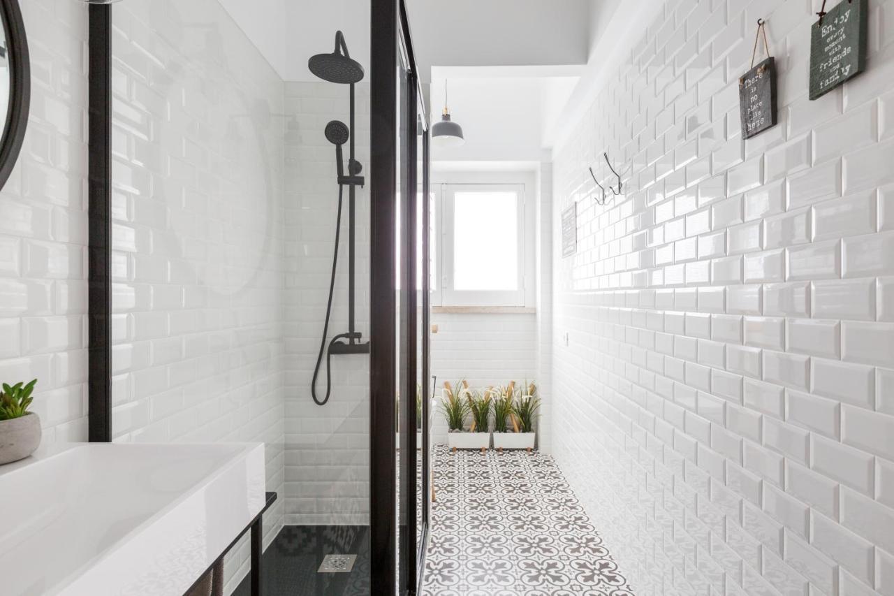 Stroll To Coffee Shops Near A Renovated Hillside Apartment In Graca Lisabona Exterior foto