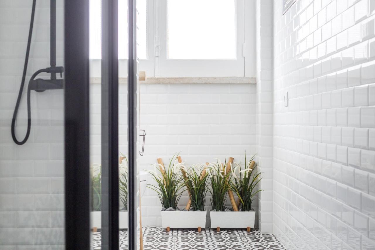 Stroll To Coffee Shops Near A Renovated Hillside Apartment In Graca Lisabona Exterior foto