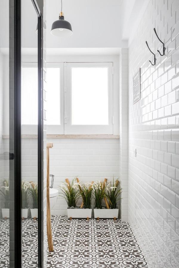 Stroll To Coffee Shops Near A Renovated Hillside Apartment In Graca Lisabona Exterior foto