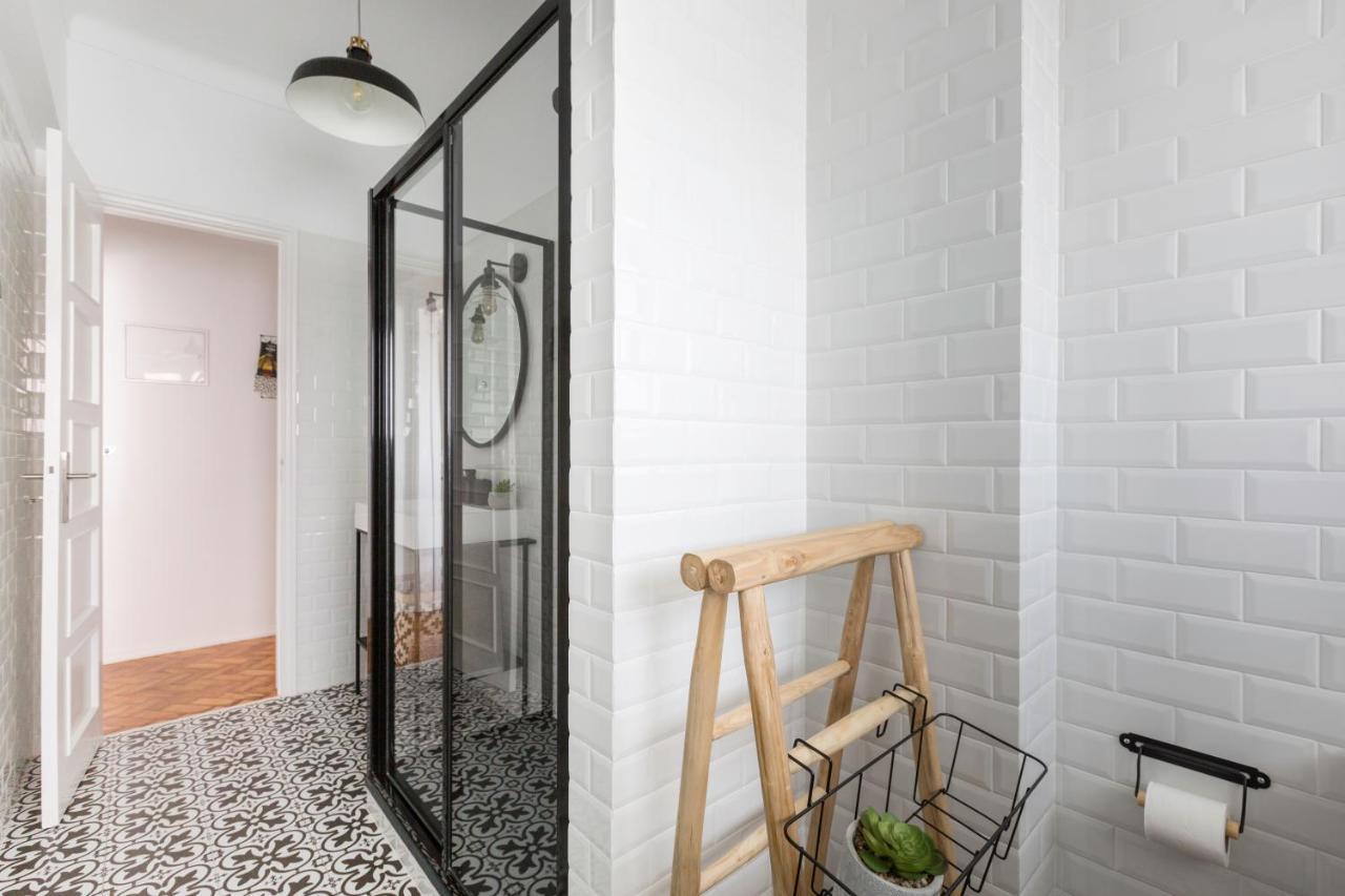 Stroll To Coffee Shops Near A Renovated Hillside Apartment In Graca Lisabona Exterior foto